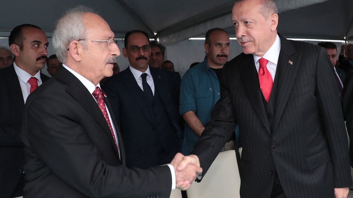 Obhájí sultán Erdogan? Rozhodnout může ekonomika i válka